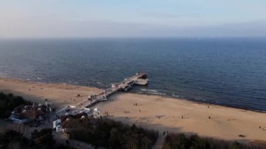 Deniz kıyısında Gdansk şehri manzaralı, hava manzaralı. Polonya 'da Baltık Denizi. Deniz sahili kıyı şeridi olan güzel doğal manzara
