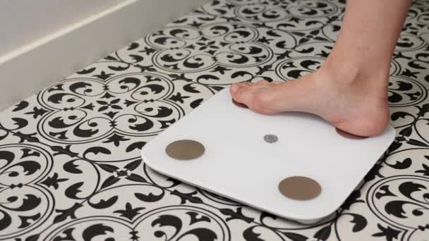 Bare Feet Vrouw Controleert Haar Gewicht Weegschalen Badkamer Vrouw Die — Stockvideo