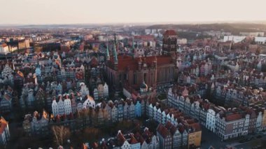 Polonya 'daki Gdansk şehri. Avrupa 'nın eski kentinde tarihi merkez, hava manzaralı. Modern Avrupa şehrinin panoramik silueti