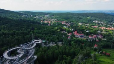 Polonya, Sweradow Zdroj 'daki Sky Walk gözlem kulesi. Anıtların turistik ilgi odağı, hava manzarası. Yeşil ormanlı panoramik doğa manzarası