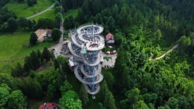 Polonya, Sweradow Zdroj 'daki Sky Walk gözlem kulesi. Anıtların turistik ilgi odağı, hava manzarası. Yeşil ormanlı panoramik doğa manzarası