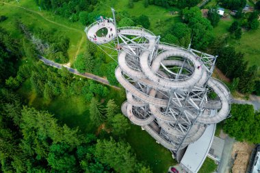 Polonya, Sweradow Zdroj 'daki Sky Walk gözlem kulesi. Anıtların turistik ilgi odağı, hava manzarası. Yeşil ormanlı panoramik doğa manzarası