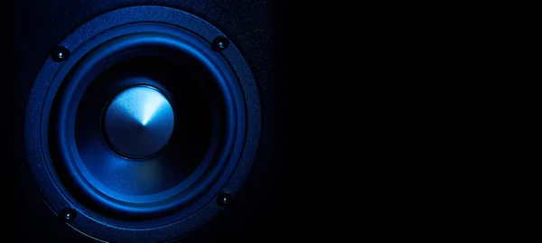 Multimediální Akustické Reproduktory Modrým Neonovým Osvětlením Zvukový Audio Systém Tmavém — Stock fotografie