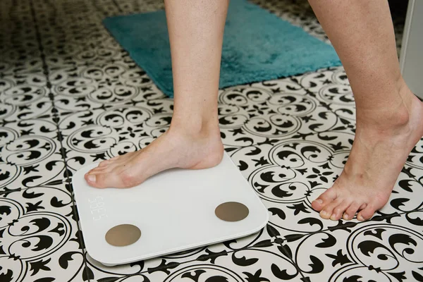 Bare Feet Woman Checking Her Weight Weighing Scales Bathroom Female — Stock Photo, Image