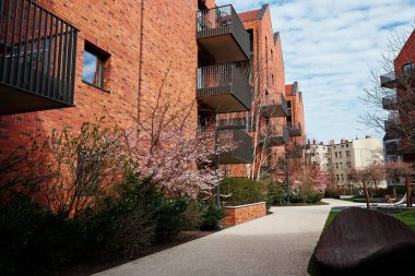 Polonya 'nın Gdansk kentindeki modern yerleşim yeri. Balkonlu ev cephesi. Apartman binası. Gayrimenkul kredisi