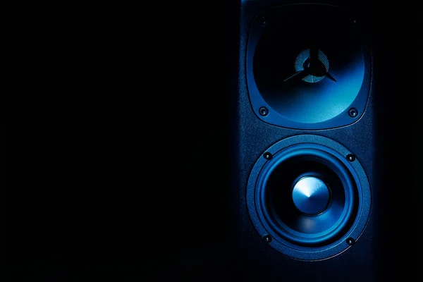 Multimediale Akustische Lautsprecher Mit Blauer Neonbeleuchtung Soundsystem Auf Dunklem Hintergrund — Stockfoto