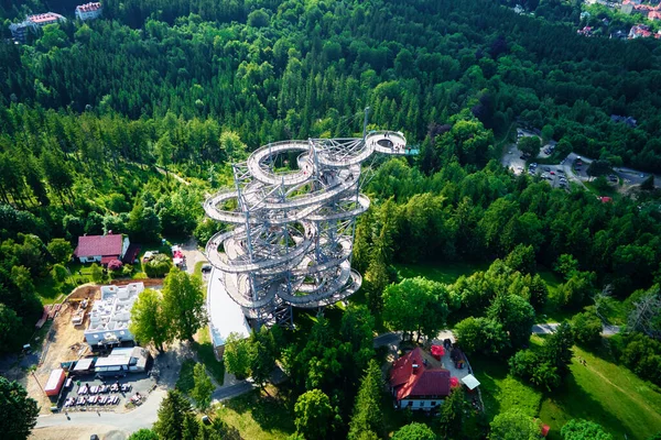 ポーランドのSweadow ZdrojにあるSky Walkの展望台 山の中で観光名所 空中ビュー 緑の森と自然景観のパノラマビュー — ストック写真