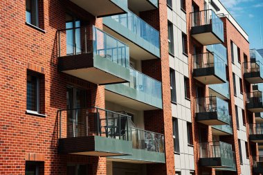 Polonya 'nın Gdansk kentindeki modern yerleşim yeri. Balkonlu ev cephesi. Apartman binası. Gayrimenkul kredisi