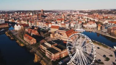 Motalava nehri üzerinde Polonya 'da Gdansk şehri manzarası ve dönme dolap cazibesi. Avrupa 'nın eski kentinde tarihi bir merkez. Modern Avrupa kentinin panoramik görüntüsü