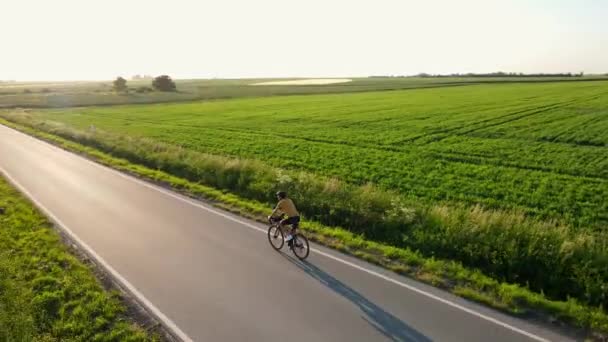 Treinamento Ciclista Bicicleta Esportista Masculino Vestindo Uniforme Ciclismo Capacete Andando — Vídeo de Stock
