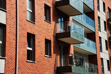 Polonya 'nın Gdansk kentindeki modern yerleşim yeri. Balkonlu ev cephesi. Apartman binası. Gayrimenkul kredisi