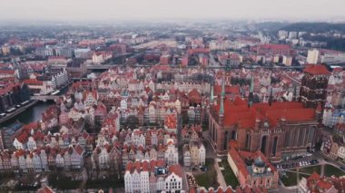 Polonya 'nın Gdansk kenti St. Mary Bazilikası manzaralı. Avrupa 'nın eski kentinde tarihi merkez, hava manzaralı. Modern Avrupa şehrinin panoramik silueti