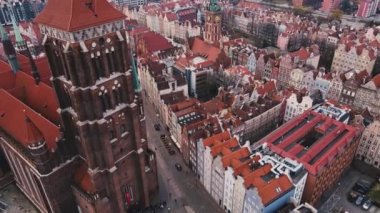 Polonya 'nın Gdansk kenti St. Mary Bazilikası manzaralı. Avrupa 'nın eski kentinde tarihi merkez, hava manzaralı. Modern Avrupa şehrinin panoramik silueti