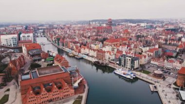 Polonya 'nın Gdansk şehri Motlava nehri manzaralı. Avrupa 'nın eski kentinde tarihi merkez, hava manzaralı. Modern Avrupa şehrinin panoramik silueti