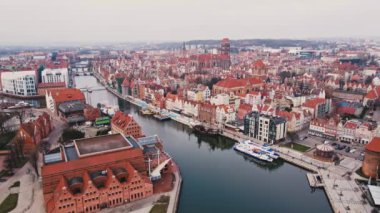 Polonya 'nın Gdansk şehri Motlava nehri manzaralı. Avrupa 'nın eski kentinde tarihi merkez, hava manzaralı. Modern Avrupa şehrinin panoramik silueti
