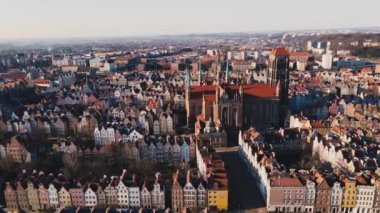Polonya 'daki Gdansk şehri. Avrupa 'nın eski kentinde tarihi merkez, hava manzaralı. Modern Avrupa şehrinin panoramik silueti