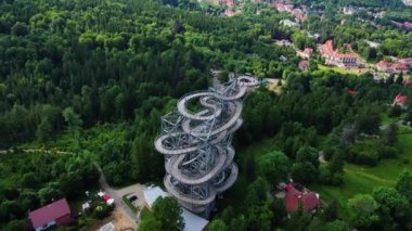 Polonya, Sweradow Zdroj 'daki Sky Walk gözlem kulesi. Anıtların turistik ilgi odağı, hava manzarası. Yeşil ormanlı panoramik doğa manzarası