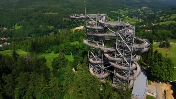 ポーランドのSweadow ZdrojにあるSky Walkの展望台 山の中で観光名所 空中ビュー 緑の森と自然景観のパノラマビュー — ストック動画