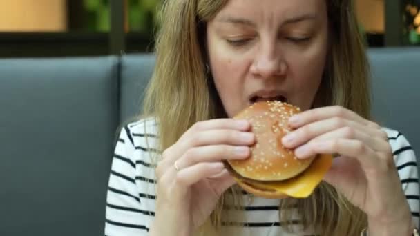 Wanita Makan Burger Restoran Foto Dekat Dari Wanita Menggigit Hamburger — Stok Video