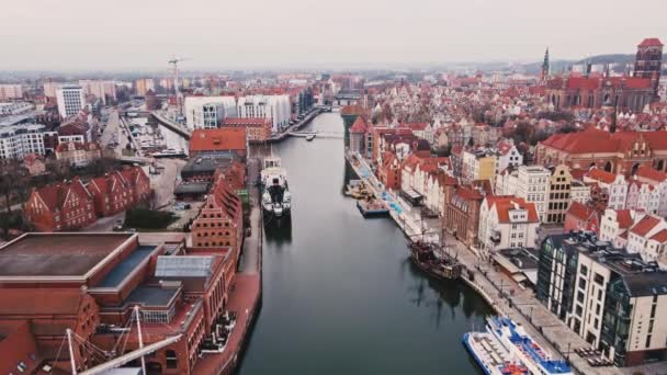 Gdańsk Miasto Polsce Widokiem Rzekę Motławę Historyczne Centrum Starego Miasta — Wideo stockowe
