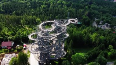 Polonya, Sweradow Zdroj 'daki Sky Walk gözlem kulesi. Anıtların turistik ilgi odağı, hava manzarası. Yeşil ormanlı panoramik doğa manzarası