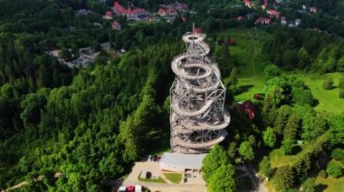 Polonya, Sweradow Zdroj 'daki Sky Walk gözlem kulesi. Anıtların turistik ilgi odağı, hava manzarası. Yeşil ormanlı panoramik doğa manzarası