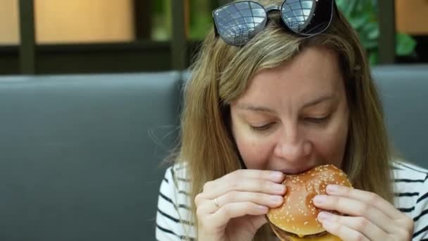 Γυναίκα Τρώει Μπέργκερ Στο Εστιατόριο Κοντινό Πλάνο Θηλυκό Χάμπουργκερ Που — Αρχείο Βίντεο