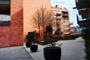 Polonya 'nın Gdansk kentindeki modern yerleşim yeri. Balkonlu ev cephesi. Apartman binası. Gayrimenkul kredisi