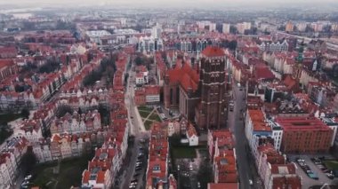 Polonya 'nın Gdansk şehri St. Mary Bazilikası manzaralı. Avrupa 'nın eski kentinde tarihi merkez, hava manzaralı. Modern Avrupa şehrinin panoramik silueti
