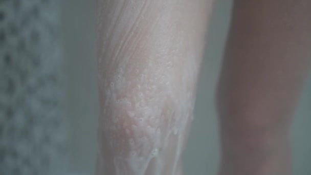 Mulher Tomando Banho Banheiro Lavando Seu Corpo Com Esponja Sabão — Vídeo de Stock