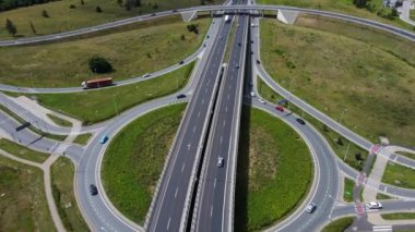Sürücü arabalarla kavşağın hava görüntüsü. Wroclaw, Polonya 'da kavşağı olan otoyolda trafik var. Şehirde iş çıkış saati