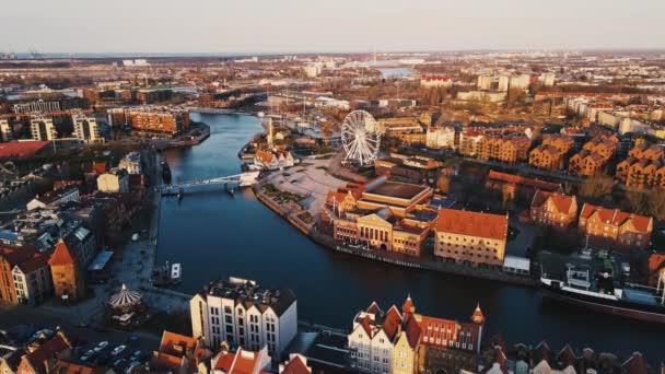 波兰格但斯克市 望向莫特拉瓦河 欧洲古城的历史中心 空中俯瞰 现代欧洲城市的全景天际线 — 图库视频影像