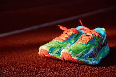 Asics Noosa Tri 13 stadyum pistinde koşu ayakkabıları triatlon antrenmanı için bir çift Asics spor ayakkabısı. Katy Wroclawskie, Polonya - 10 Haziran 2023