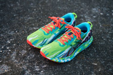 Asics Noosa Tri 13 stadyum pistinde koşu ayakkabıları triatlon antrenmanı için bir çift Asics spor ayakkabısı. Katy Wroclawskie, Polonya - 10 Haziran 2023