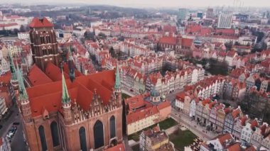 Polonya 'nın Gdansk kenti St. Mary Bazilikası manzaralı. Avrupa 'nın eski kentinde tarihi merkez, hava manzaralı. Modern Avrupa şehrinin panoramik silueti