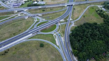 Sürücü arabalarla kavşağın hava görüntüsü. Wroclaw, Polonya 'da kavşağı olan otoyolda trafik var. Şehirde iş çıkış saati