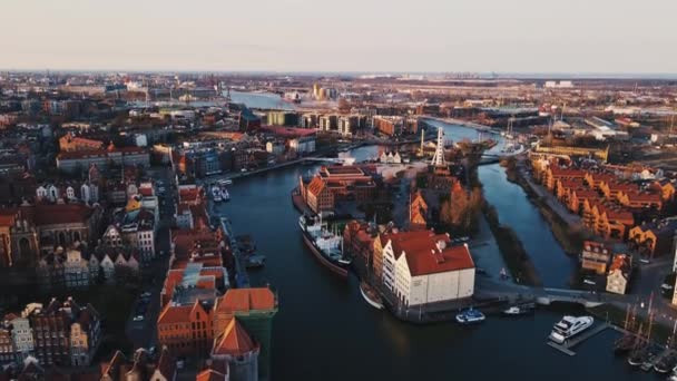 Gdańsk Miasto Polsce Widokiem Rzekę Motławę Historyczne Centrum Starego Miasta — Wideo stockowe