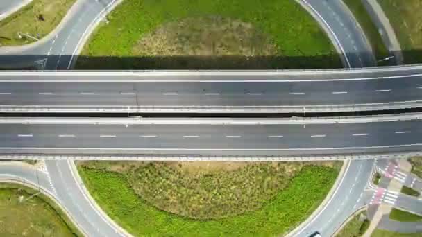 Pandangan Udara Atas Persimpangan Bundaran Dengan Mobil Mengemudi Lalu Lintas — Stok Video