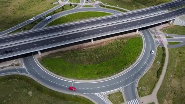 Sürücü Arabalarla Kavşağın Hava Görüntüsü Wroclaw Polonya Kavşağı Olan Otoyolda — Stok video