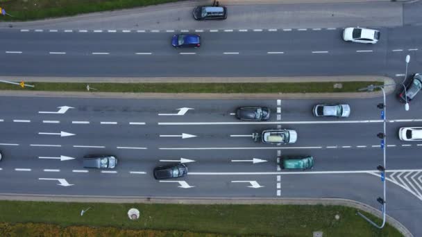 Araba Kavşakta Kavşaklarda Ilerliyor Taşımacılık Için Şehir Altyapısı Yol Ayrımında — Stok video