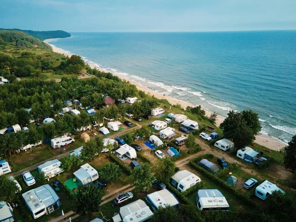 Luftaufnahme Des Campingplatzes Mit Anhängern Der Nähe Des Ostseestrandes Wladyslawowo Stockfoto