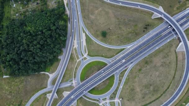 从空中俯瞰环岛与驾驶汽车的交叉口 波兰弗罗茨拉夫公路交叉口的汽车交通 市区尖峰时间 — 图库视频影像