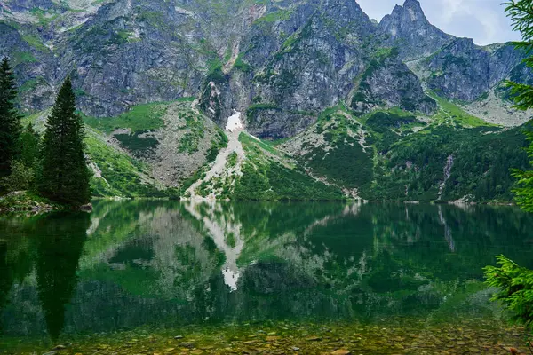 Increíble Vista Las Montañas Cerca Del Hermoso Lago Día Verano —  Fotos de Stock