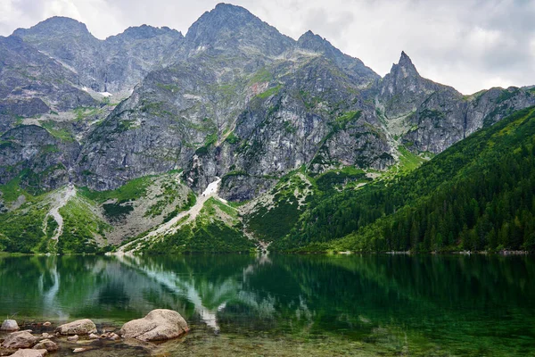 Tolle Aussicht Auf Die Berge Der Nähe Des Schönen Sees — Stockfoto