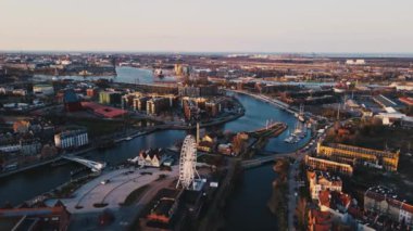 Motalava nehri üzerinde Polonya 'da Gdansk şehri manzarası ve dönme dolap cazibesi. Avrupa 'nın eski kentinde tarihi bir merkez. Modern Avrupa kentinin panoramik görüntüsü