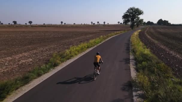 Навчання Велосипедистів Велосипеді Чоловік Спортсмен Формі Їзди Велосипеді Шоломі Сільській — стокове відео