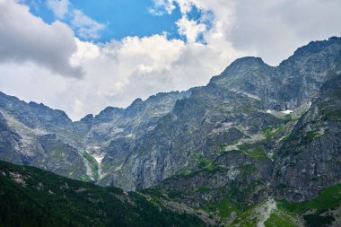 Tatra Ulusal Parkı 'ndaki dağların manzarası. Rysy sıradağları. Doğa manzarası. Polonya 'da yürüyüşün ünlü turistik temposu