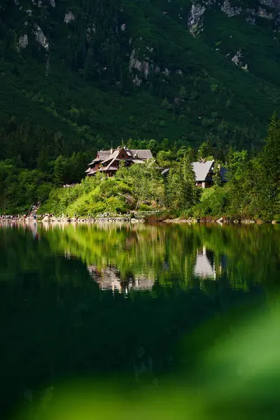 Blick Auf Hütte Den Bergen Mit Grünem Wald Haus Für — Stockfoto