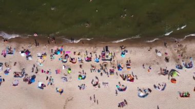 Wladyslawo 'daki kalabalık kumsal manzaralı deniz manzarası. Polonya 'da yüzen insanlarla dolu Baltık deniz kıyıları. Yaz mevsiminde tatil köyü