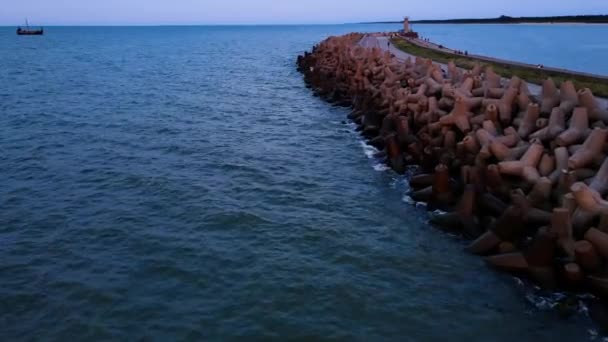 파도는 해안의 콘크리트 테트라포드 브레이크워터에 부서집니다 파도에서 일몰에 Wladyslavovo 항구에서 — 비디오